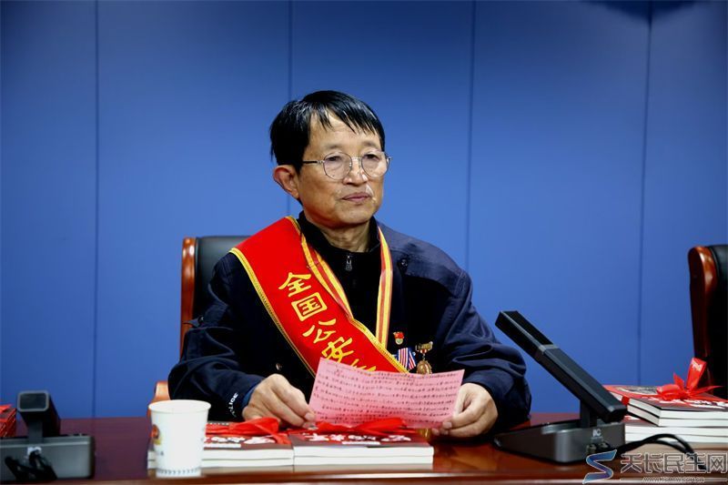 天长市公安局关工委向民警子女捐赠罗炳辉将军连环画(图1)