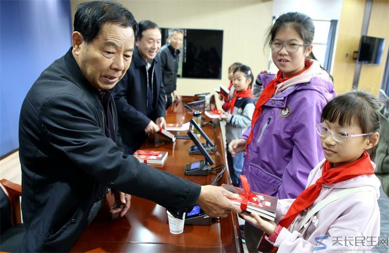 天长市公安局关工委向民警子女捐赠罗炳辉将军连环画(图3)