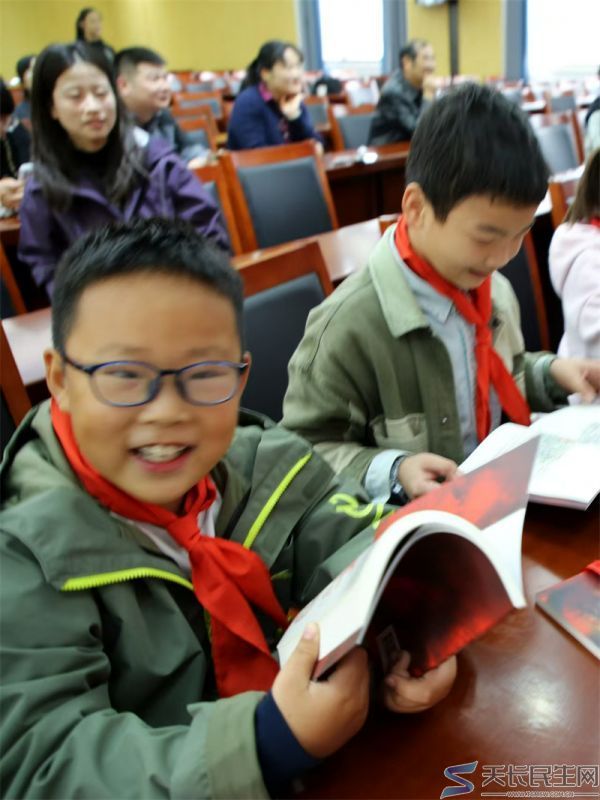 天长市公安局关工委向民警子女捐赠罗炳辉将军连环画(图6)