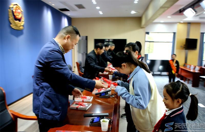 天长市公安局关工委向民警子女捐赠罗炳辉将军连环画(图4)